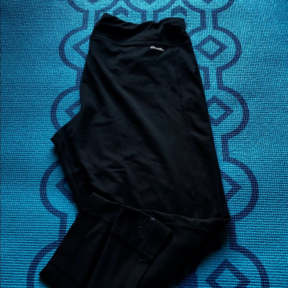 ADIDAS CLIMATE CAPRIS IN ALL BLACK, SIZE LARGE